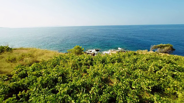 赫瓦尔岛的空中岩石海岸线视频素材