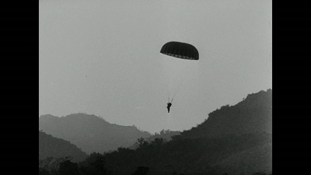 伞兵填满天空，飘到地面视频素材