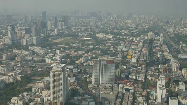 摩天大楼和城市上空的交通。Baiyoke曼谷视图视频素材