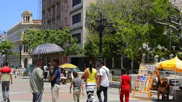 古巴哈瓦那普拉多城市步行街中心，有出售的艺术品和当地人视频素材