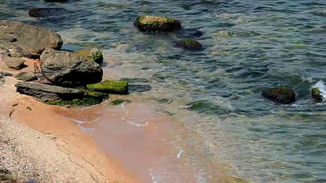 海浪拍打着岩石视频素材