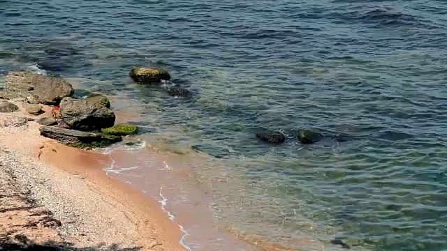 海浪拍打着岩石视频素材