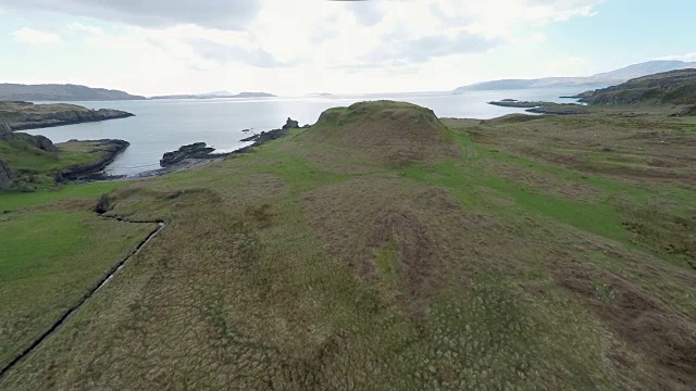 苏格兰Kerrera岛，山谷和海岸线的鸟瞰图视频素材