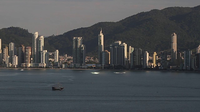 Balneario Camboriu, Santa Catarina:高楼大厦和海滩的城市景观视频素材