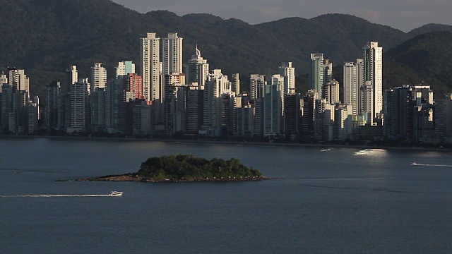 Balneario Camboriu, Santa Catarina:高楼大厦和海滩的城市景观视频素材