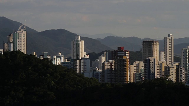 Balneario Camboriu, Santa Catarina:高楼大厦和海滩的城市景观视频素材