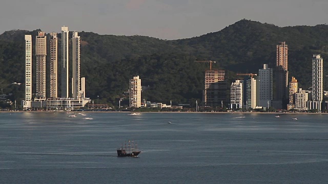 Balneario Camboriu, Santa Catarina:高楼大厦和海滩的城市景观视频素材