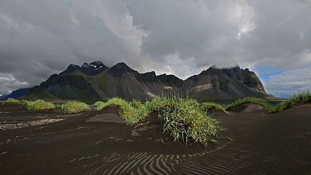 冰岛Vestrahorn山移动云的延时视频视频素材