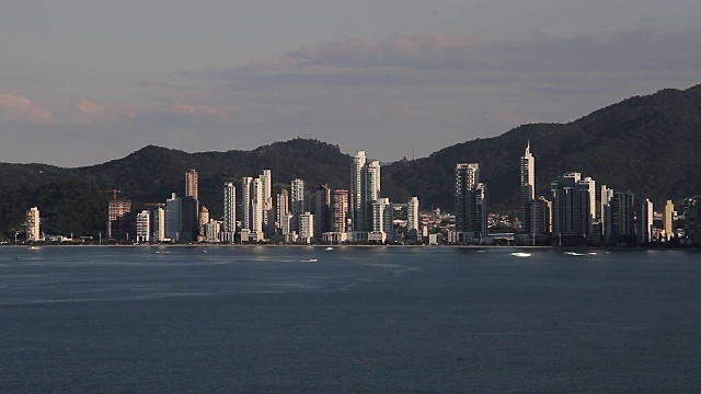 Balneario Camboriu, Santa Catarina:高楼大厦和海滩的城市景观视频素材