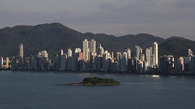 Balneario Camboriu, Santa Catarina:高楼大厦和海滩的城市景观视频素材