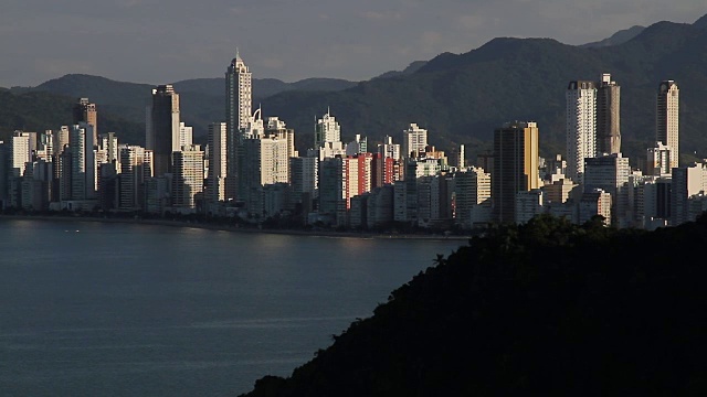 Balneario Camboriu, Santa Catarina:高楼大厦和海滩的城市景观视频素材