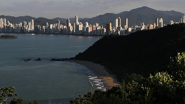 Balneario Camboriu, Santa Catarina:高楼大厦和海滩的城市景观视频素材