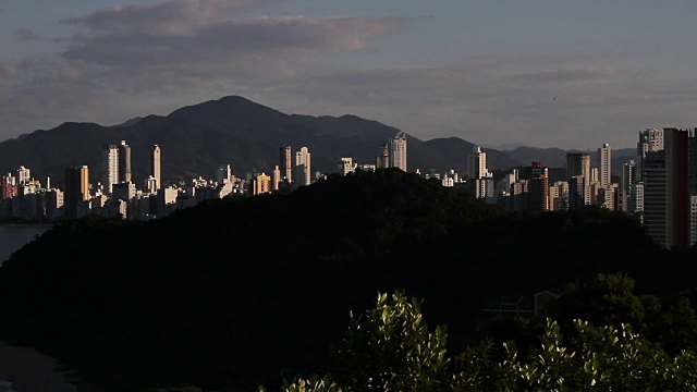 Balneario Camboriu, Santa Catarina:高楼大厦和海滩的城市景观视频素材