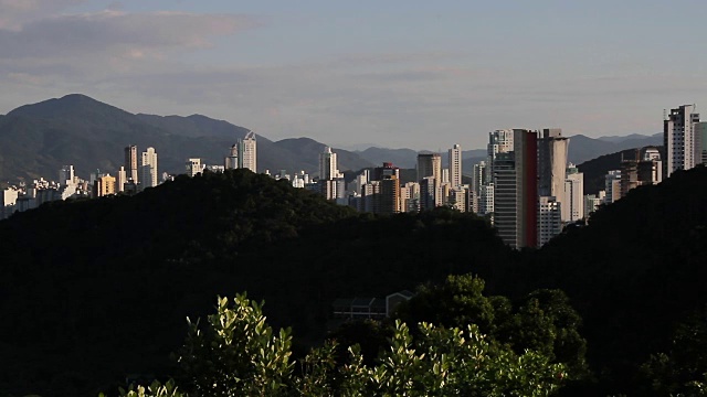 Balneario Camboriu, Santa Catarina:高楼大厦和海滩的城市景观视频素材