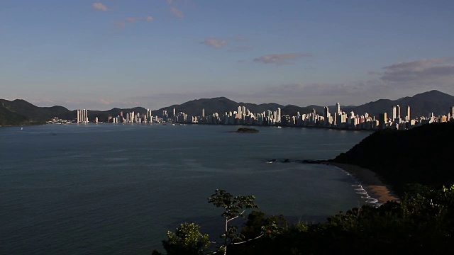 Balneario Camboriu, Santa Catarina:高楼大厦和海滩的城市景观视频素材