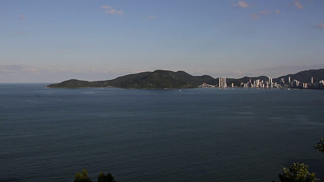 Balneario Camboriu, Santa Catarina:高楼大厦和海滩的城市景观视频素材