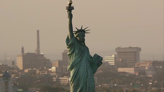 空中放大纽约傍晚时分的自由女神像视频素材