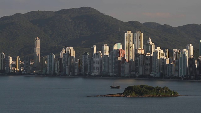 Balneario Camboriu, Santa Catarina:高楼大厦和海滩的城市景观视频素材