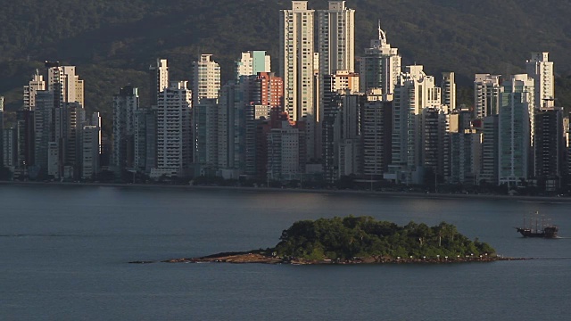 Balneario Camboriu, Santa Catarina:高楼大厦和海滩的城市景观视频素材