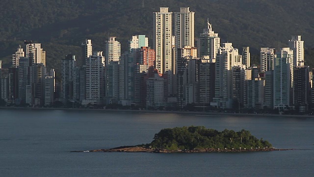 Balneario Camboriu, Santa Catarina:高楼大厦和海滩的城市景观视频素材