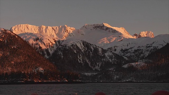 日出在雪山和海洋之上视频素材