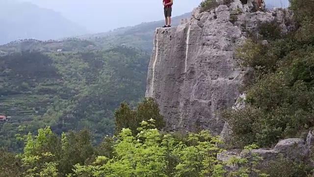 父亲和儿子徒步到山顶的山谷，山脉视频素材