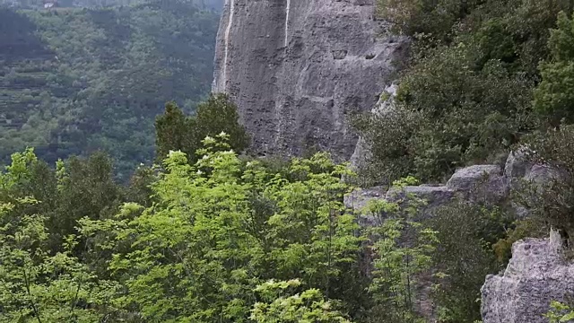 父亲和儿子徒步到山顶的山谷，山脉视频素材