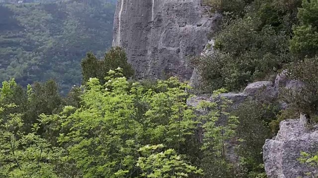 父子俩停了下来，徒步前往山谷之上的崖顶视频素材