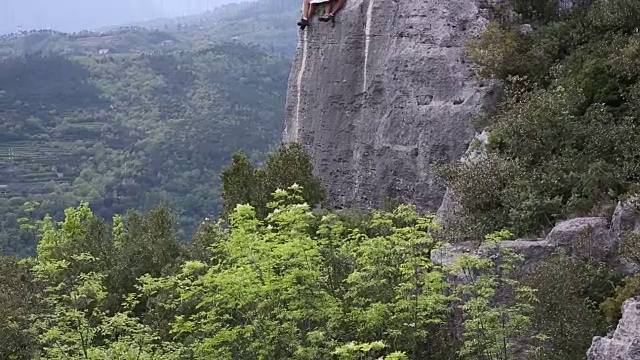 父子俩停了下来，徒步前往山谷之上的崖顶视频素材