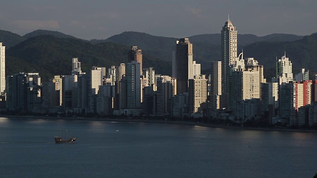 Balneario Camboriu, Santa Catarina:高楼大厦和海滩的城市景观视频素材