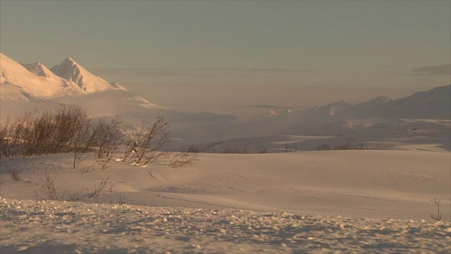 日出越过山脉和冰视频素材