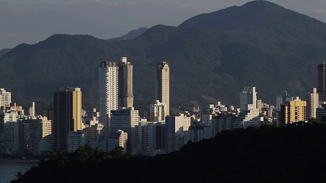 Balneario Camboriu, Santa Catarina:高楼大厦和海滩的城市景观视频素材