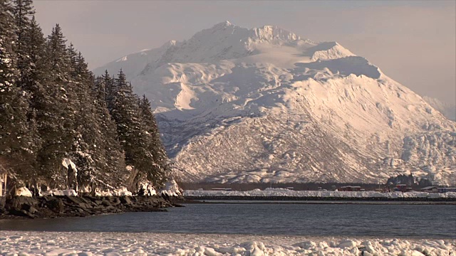 盘山雪山，林中流水视频素材