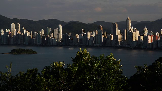 Balneario Camboriu, Santa Catarina:高楼大厦和海滩的城市景观视频素材