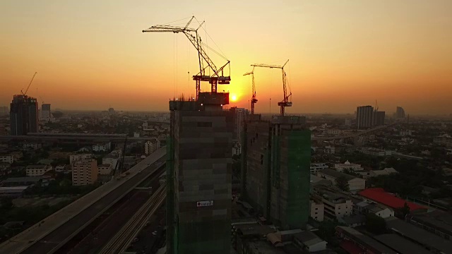 日落时建筑工地鸟瞰图视频素材