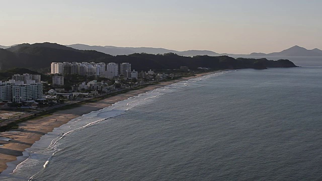 布拉瓦海滩海岸线，Itajaí，圣卡塔琳娜，巴西视频素材