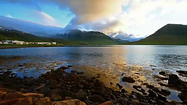 冰岛Kirkjufell山上移动云的时间流逝视频素材