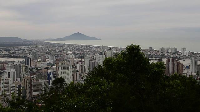 ITAJAÍ，圣塔卡塔琳娜:城市景观，港口和货船视频素材