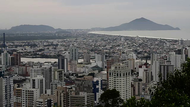 ITAJAÍ，圣塔卡塔琳娜:城市景观，港口和货船视频素材