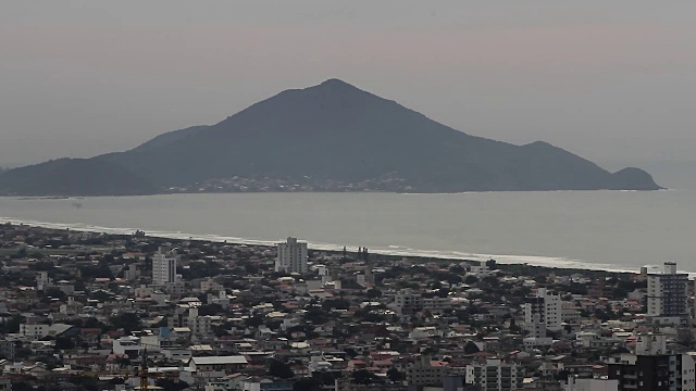 圣卡塔琳娜，航海家:城市和海滩的景色视频素材