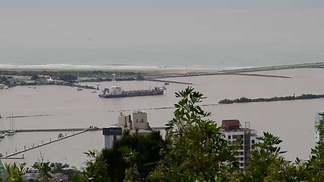 ItajaÍ，圣塔卡塔琳娜:海峡线船走出码头视频素材