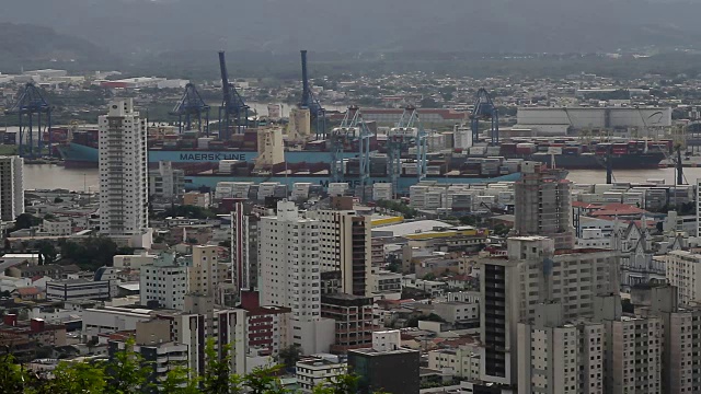 ITAJAÍ，圣塔卡塔琳娜:城市景观，港口和货船视频素材