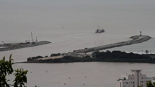 ItajaÍ，圣塔卡塔琳娜:海峡线船走出码头视频素材