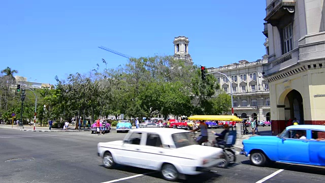 古巴哈瓦那首都大厦附近的交通以1950年代的老旧汽车为背景视频素材