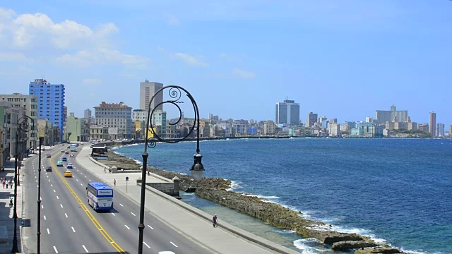 哈瓦那古巴美丽的道路和步行沿水在城市从高楼大厦与天际线的市中心视频素材