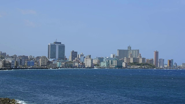 哈瓦那古巴美丽的道路和步行沿水在城市从高楼大厦与天际线的市中心视频素材