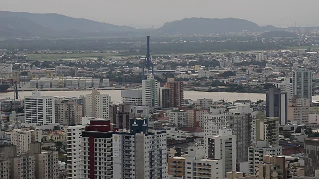 ITAJAÍ，圣塔卡塔琳娜:城市景观，港口和货船视频素材