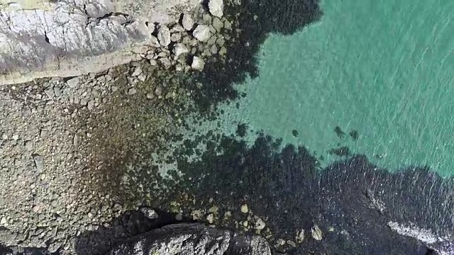 鸟瞰图透明的水和石头海滩在Kerrera岛，苏格兰视频素材