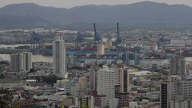 ITAJAÍ，圣塔卡塔琳娜:城市景观，港口和货船视频素材