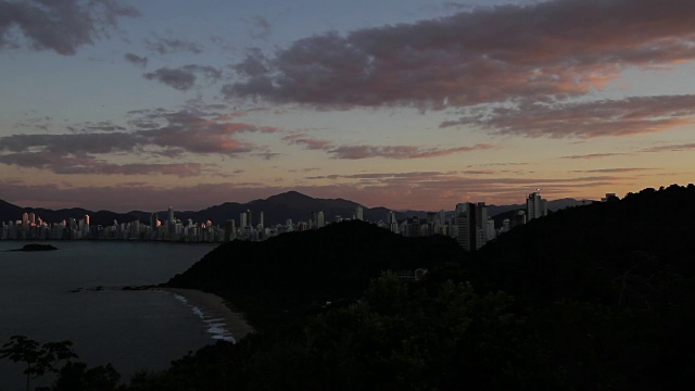 Balneario Camboriu, Santa Catarina:高楼大厦和海滩的城市景观视频素材